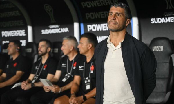 Vasco gasta quase R$ 200 milhões no ataque, mas segue em busca de um artilheiro