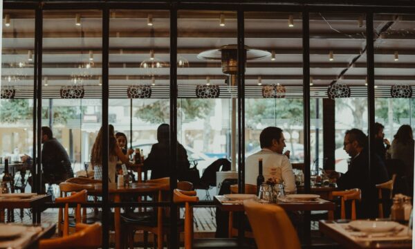 Por que uma mesa em restaurantes virou uma disputa bilionária nos EUA