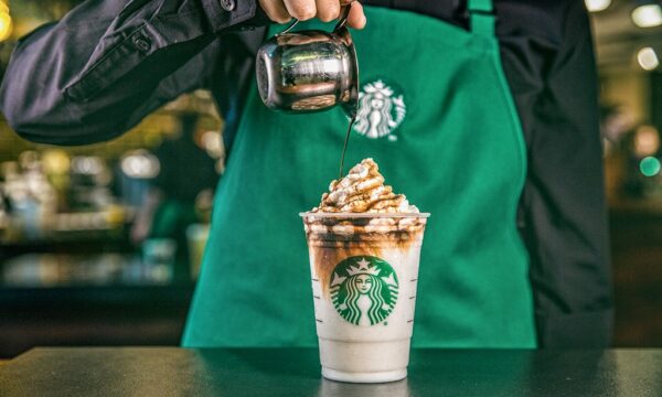 Como as chuvas no Brasil podem encarecer o café do Starbucks nos EUA