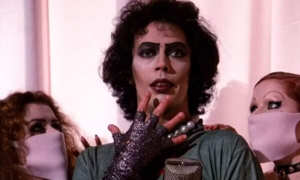 Tim Curry, ator de ‘The Rocky Horror Picture Show’, morre aos 80 anos