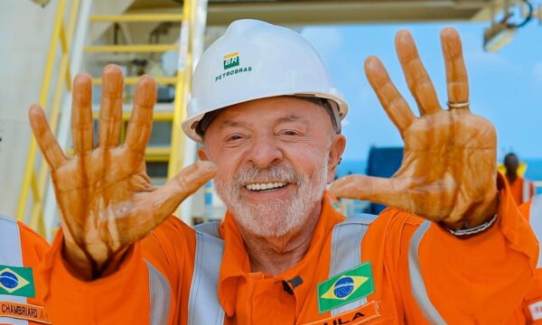 Lula e Alcolumbre trocam afagos e defendem exploração de petróleo na F
