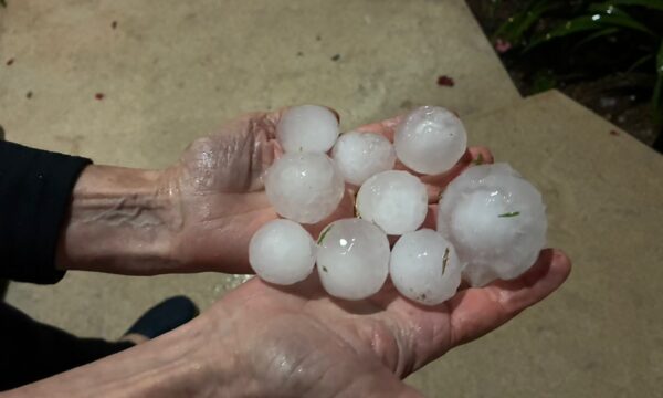 Temporal em SC deixa estragos e tamanho do granizo impressiona morador