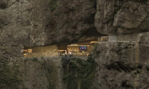 A cafeteria que funciona dentro de uma caverna vulcânica suspensa