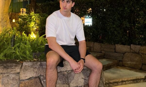 Aos 18 anos, jovem fatura US$ 1,4 milhão por mês com app de IA criado
