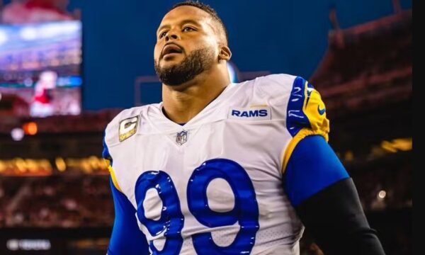 Aaron Donald sai da aposentadoria e volta aos Rams, com contrato de at