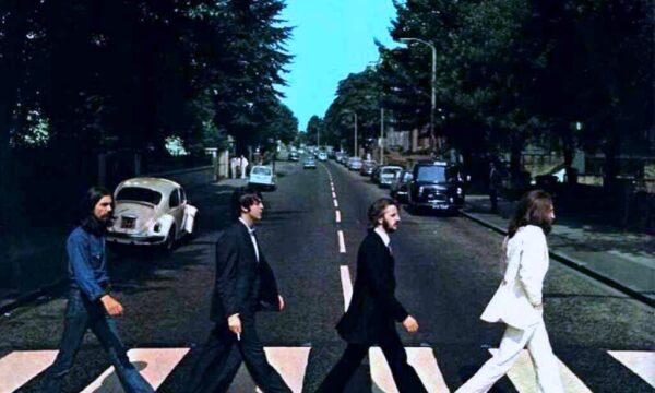 Elenco dos filmes dos Beatles recria capa clássica de ‘Abbey Road’; ve