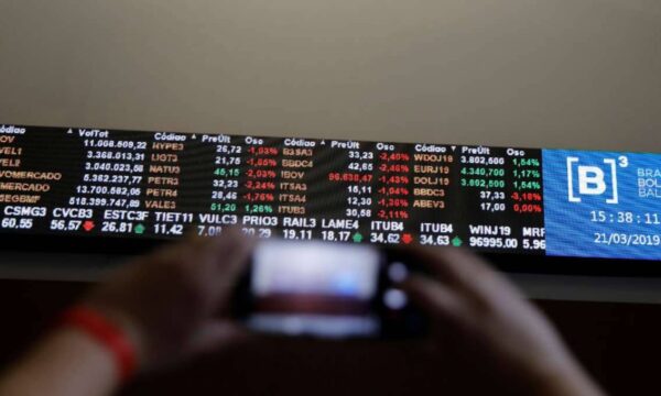 Ibovespa avança de olho em dados domésticos e pesquisa eleitoral; 5 co