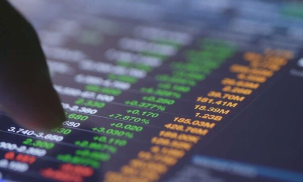 Ibovespa futuro engata nova queda e dólar sobe para nível acima de R$