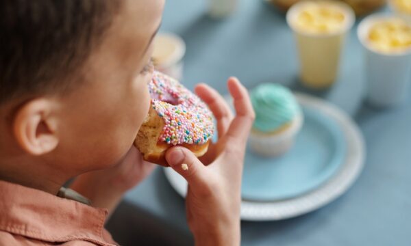 Consumo de açúcar antes dos 2 anos pode deixar marcas por décadas, diz