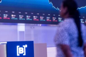 Day trade: Compre Raia Drogasil (RADL3) e venda Localiza (RENT3) para