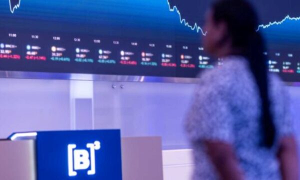Day trade: Compre Raia Drogasil (RADL3) e venda Localiza (RENT3) para