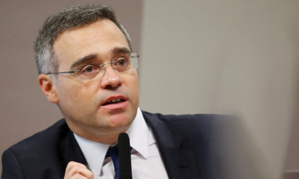 TSE determina retirada de vídeo de IA que liga Flávio Bolsonaro a Dani