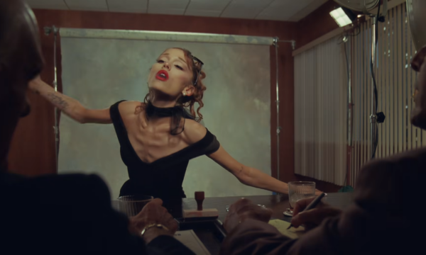 Ariana Grande anuncia pausa após críticas sobre seu corpo na internet