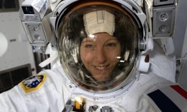 Primeira astronauta francesa a caminhar no espaço retorna para conclui