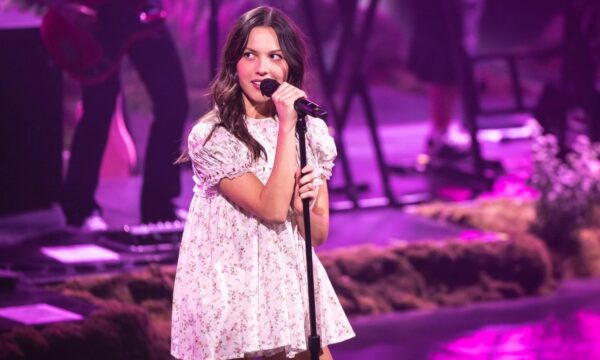 Olivia Rodrigo ganha exposição em museu do Grammy com peças do clipe d