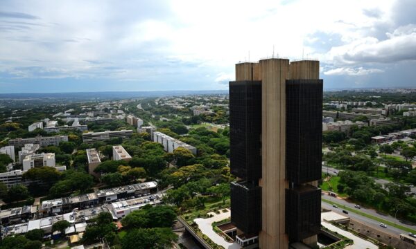 Copom inicia reunião com expectativa de corte da Selic para 14%