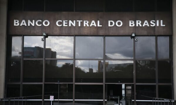 Analistas veem dólar mais forte e menos espaço para cortes da Selic após fala do Fed