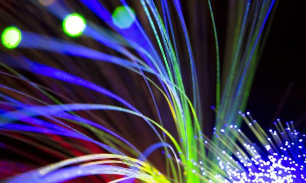 Chip minúsculo cria ‘arco-íris’ de luz que pode impulsionar o 6G