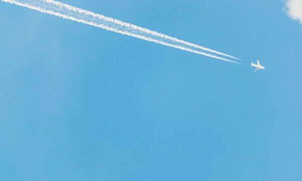 O rastro invisível no céu que está fazendo a aviação mudar de altitude