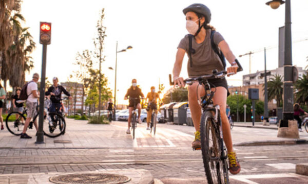 Bicicleta tem prioridade no trânsito? O que diz a lei sobre ultrapassagens, multas e onde o ciclista pode pedalar