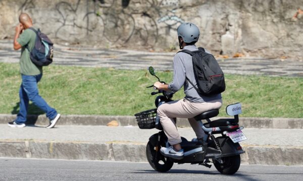 Novas regras para bicicletas elétricas e patinetes começam a valer em