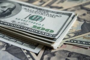 Eleições levam dólar ao maior valor em 4 meses, mas alta não deve ser