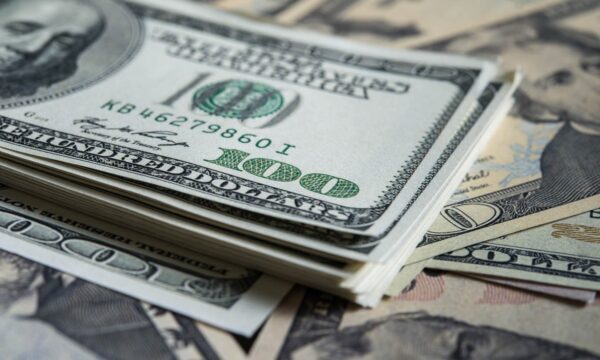 Eleições levam dólar ao maior valor em 4 meses, mas alta não deve ser