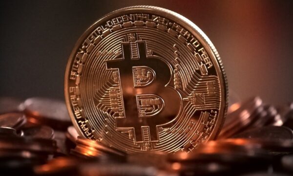 A disparada não para: bitcoin sobe 23% em 7 dias e chega aos US$ 77 mi