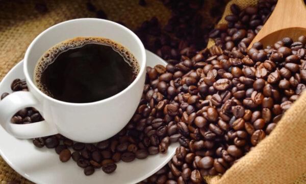 Café segue disparada com estoques na mínima de 26 anos; açúcar fecha e