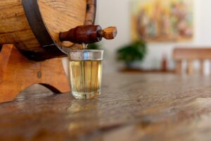 Minas domina a cachaça brasileira enquanto produção encolhe no país