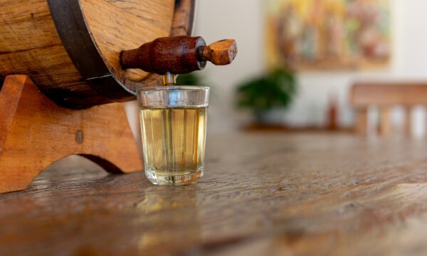 Minas domina a cachaça brasileira enquanto produção encolhe no país