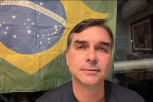 Mendonça manda apagar deepfake em que Flávio aparece ao lado de Vorcaro