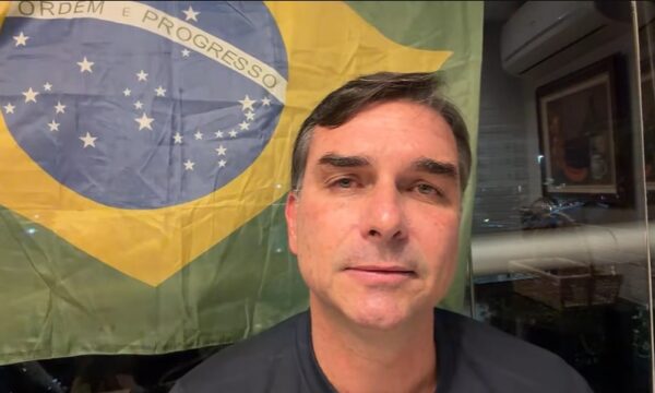 Mendonça manda apagar deepfake em que Flávio aparece ao lado de Vorcaro