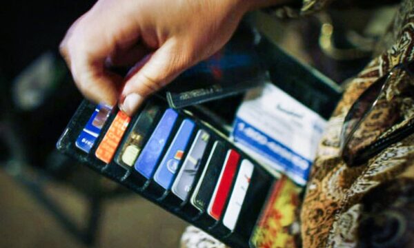 Clientes gastam 2 vezes mais no cartão de crédito de loja do que no ba