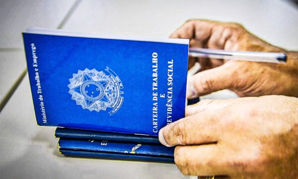 Desemprego cai a 5,3% no trimestre até julho — Brasil bate recorde de