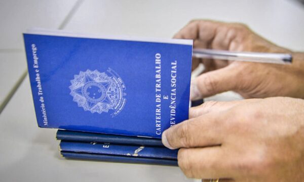 Brasil cria 58,5 mil vagas em julho, abaixo do esperado, e aumenta apostas em corte de juros