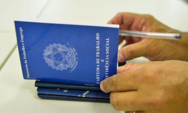 Brasil registra 10 milhões de empregos com carteira assinada em três a