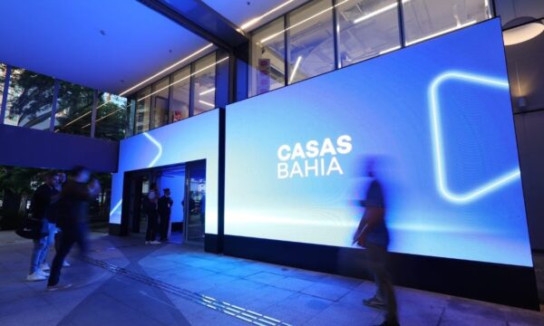 Casas Bahia (BHIA3) fecha 298 lojas e demite 1,9 mil funcionários, diz jornal