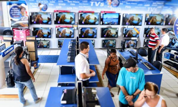 Vale do Silício é credor: Google, Microsoft e Facebook têm milhões a receber da Casas Bahia