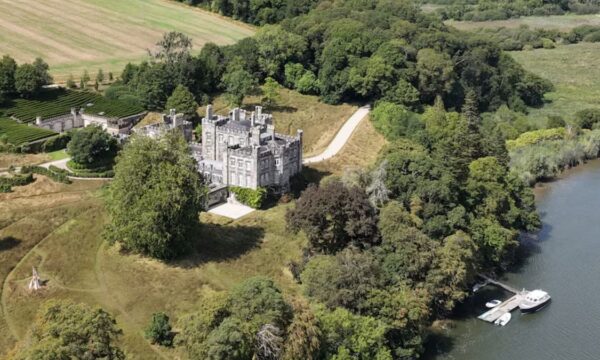 Dono do Facebook paga milhões por castelo histórico na Irlanda