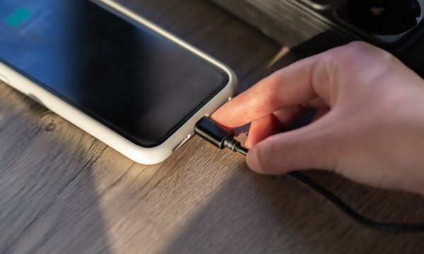 Carregar o celular em local público é perigoso? Saiba o que é juice jacking
