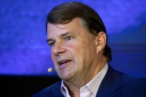 CEO da Ford, Jim Farley prevê ‘invasão’ de montadoras chinesas nos EUA