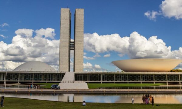 Congresso vota nesta semana fim da escala 6×1 e “taxa das blusinhas”