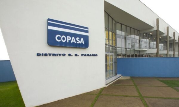 Copasa (CSMG3) recua após 2T26 fraco e privatização segue no centro da tese; o que fazer com as ações?
