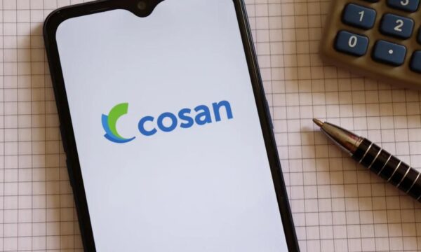 Fitch tira Cosan (CSAN3) de observação negativa, mas mantém alerta par