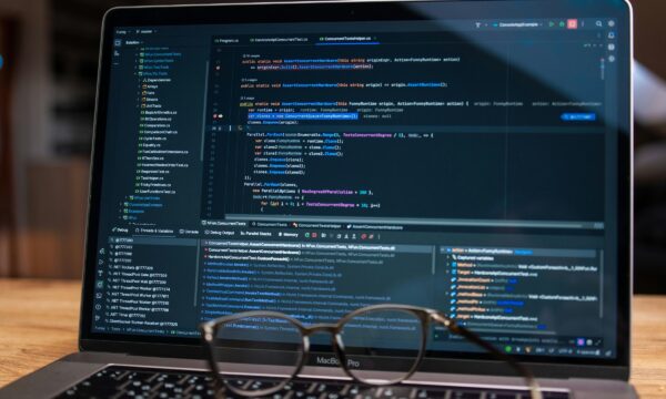 Fine-tuning x prompt engineering; qual estratégia resolve seu problema