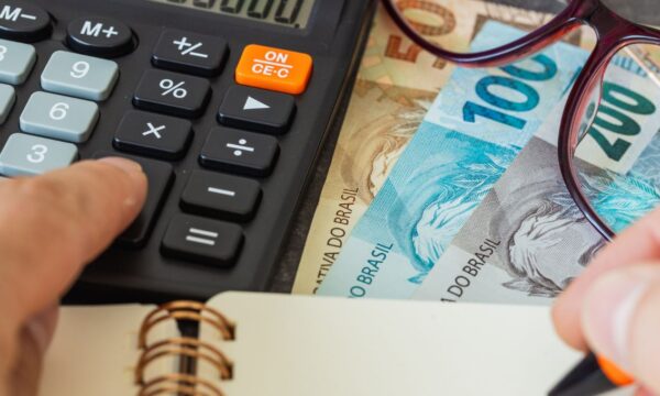 Dividendos acima de 14%: 6 ações que podem superar a Selic