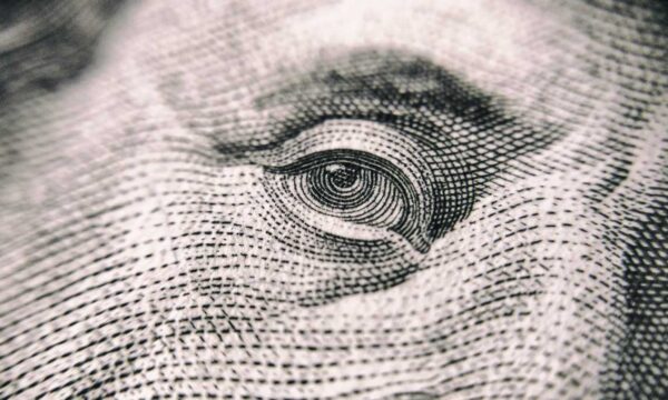 Dólar volta a cair e fecha a R$ 5,17 com alívio nos Treasuries após me
