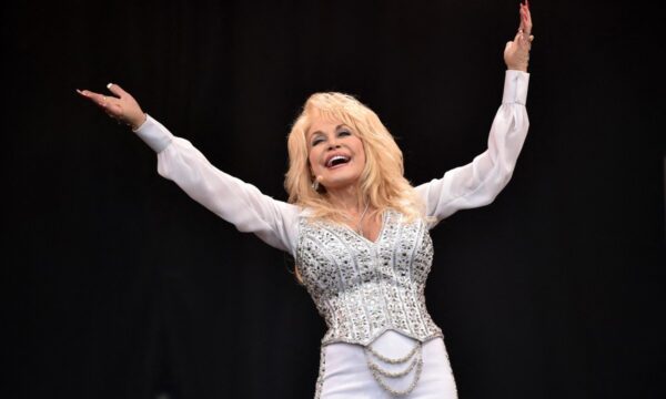 Dolly Parton morreu após uma ‘breve batalha contra o câncer’, diz equi
