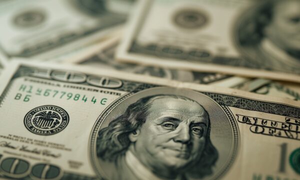 Dólar cai e vai a R$ 5,18, mas fecha agosto em alta de 2,17% frente ao